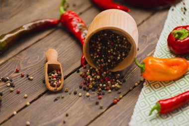 Kırmızı biber biber ve renkli biber 