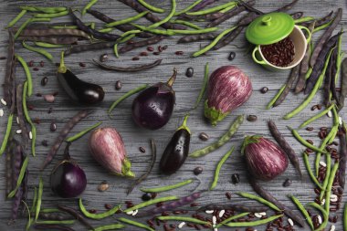 Gri bir ahşap tahta üzerinde ham organik sebze