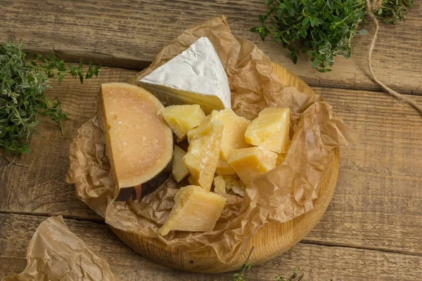 Delicioso queso en la tabla de madera . — Foto de Stock