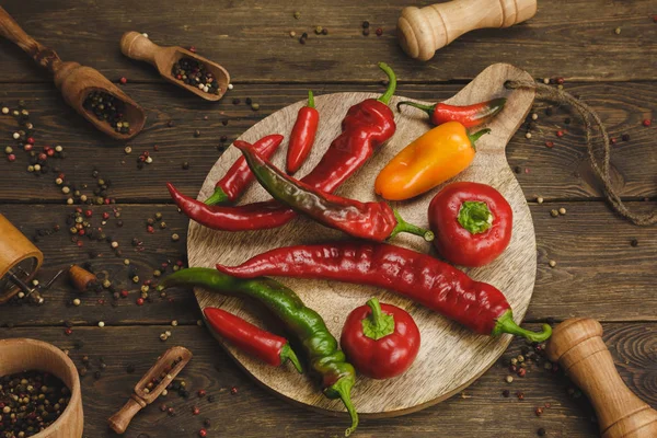 biber ahşap arka plan üzerinde çeşitli.