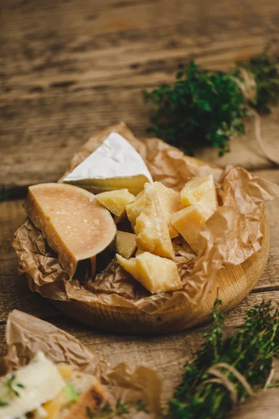 Mezclar el queso en una tabla de madera con hierbas. Vista superior . — Foto de Stock