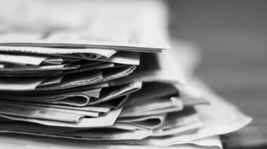 Gazeteler, eski günlük gazeteleri yığın yığını