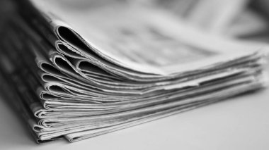Gazeteler ve katlanmış bir yığın masanın üzerine yığılmış. Günlük gazete haber iş ofis, finans ve iletişim kavramı ile. Yan görünüm, seçici odak