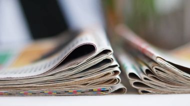 Gazeteler, haber ile yatay yüzey, günlük kağıtlara. Seçici odak, yan görünüm