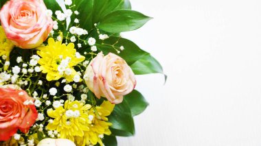 Çiçek kompozisyon beyaz dokulu arka planda, üstten görünüm. Festival bahar kartı