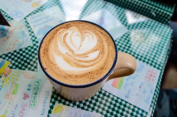 Bir fincan cappuccino kahve.
