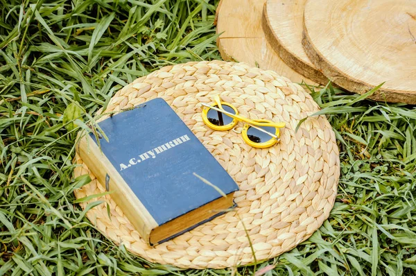 kitap ve gözlük