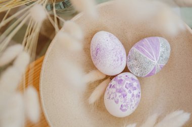 Ahşap arka planda paskalya yumurtası koleksiyonu