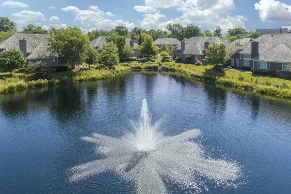Fountain and pond townhouse community — Stock Photo, Image