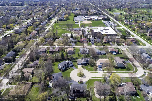 Luchtfoto van suburbane wijk met doodlopende straat — Stockfoto