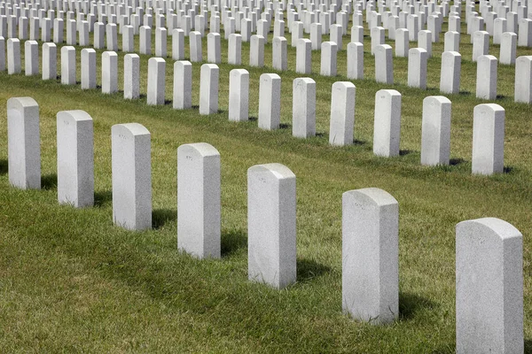 Friedhof mit kleinen nummerierten Grabsteinen — Stockfoto