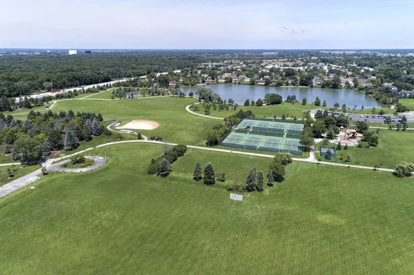 Letecký pohled na park s rybníkem — Stock fotografie