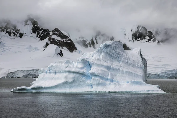 Góra lodowa z tłem górskim, Antarktyda — Zdjęcie stockowe