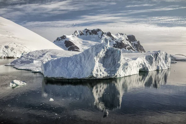 Lemaire Iceberg e Montanha — Fotografia de Stock