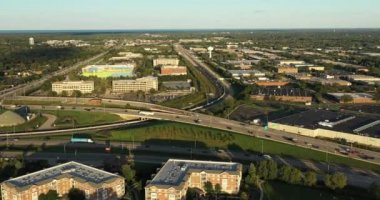 Chicago 'nun varoşlarında gün batımından hemen önce trafiğin yoğun olduğu bir karayolu kavşağının havadan görüntüsü..