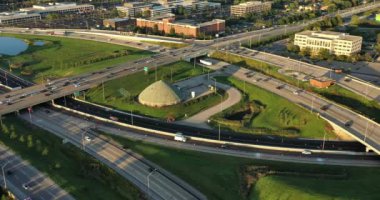 Chicago 'nun varoşlarında gün batımından hemen önce trafiğin yoğun olduğu bir karayolu kavşağının havadan görüntüsü..