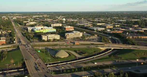 Vue aérienne d'un échangeur routier avec circulation aux heures de pointe pendant l'été juste avant le coucher du soleil dans une banlieue de Chicago.