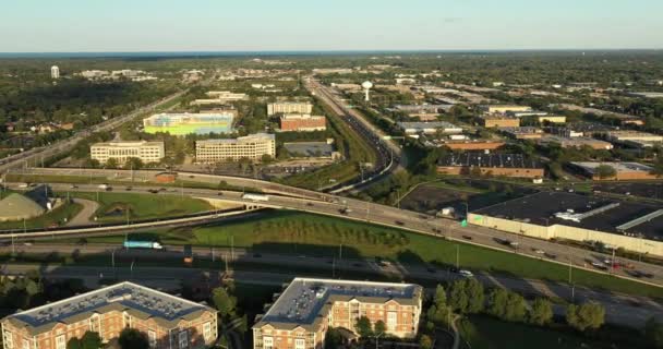 Vue aérienne d'un échangeur routier avec circulation aux heures de pointe pendant l'été juste avant le coucher du soleil dans une banlieue de Chicago.