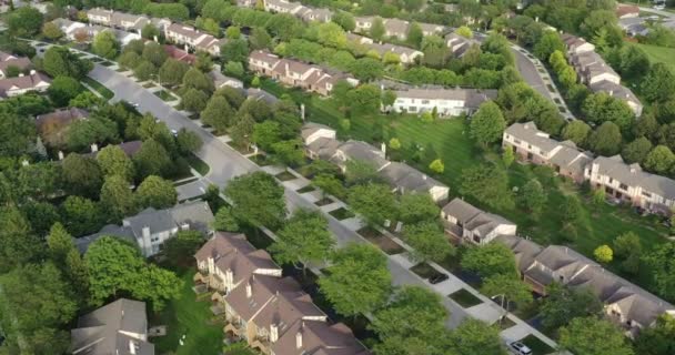 Vista Aérea Barrio Con Casas Adosadas Durante Una Noche Verano — Vídeos de Stock