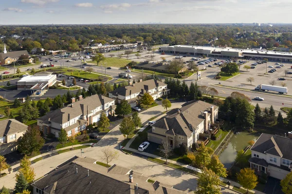 Maisons de ville et centre commercial Aérien — Photo