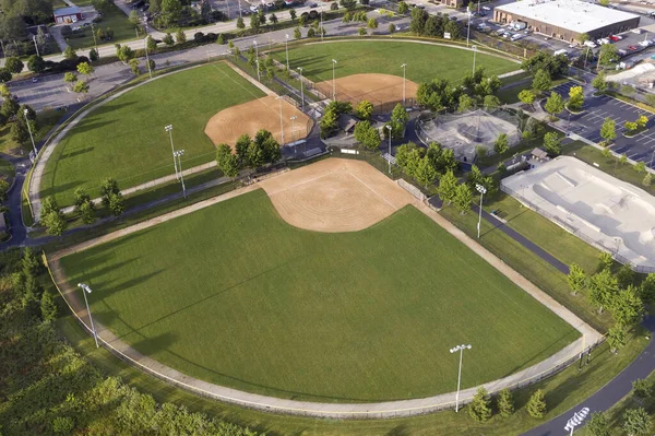 带棒球 垒球钻石和溜冰场的多用途运动场的空中景观 — 图库照片