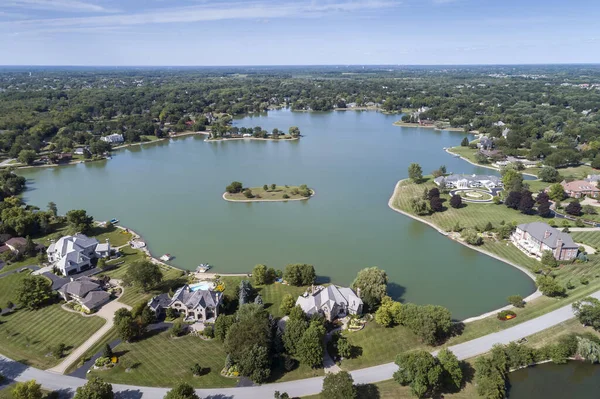 Aerial View Tree Lined Upscale Suburban Neighborhood Large Lake Summer — Stock Photo, Image