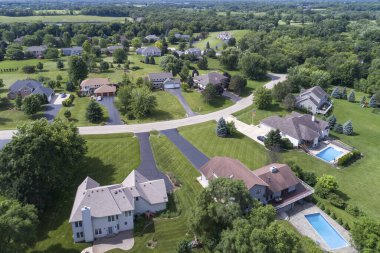 Yazın Şikago 'nun banliyölerinde ağaçlarla çevrili lüks bir mahallede hava manzarası..