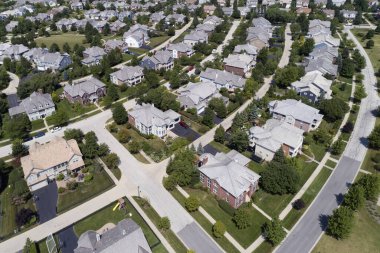 Yazın Chicago 'nun banliyölerinde ağaçlarla çevrili bir mahallede hava manzarası..