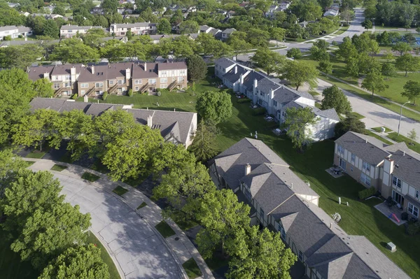 夏季芝加哥郊区一个圆形住宅区的一座村舍建筑群的空中景观 — 图库照片