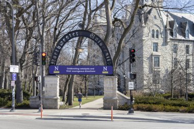 Normalde yoğun bir okul gününde, Evanston, Illinois 'deki Northwestern Üniversitesi' nde yalnız bir koşucu Coronavirus salgını ve okul kapanması nedeniyle boş bir kampüste koşar..