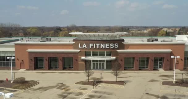 Lake Zurich, IL - APRIL 7, 2020: En tom LA Fitness och parkeringsplats skildrar resultaten av karantän, socialt avstånd och isolering i hemmet under coronavirus pandemin. — Stockvideo