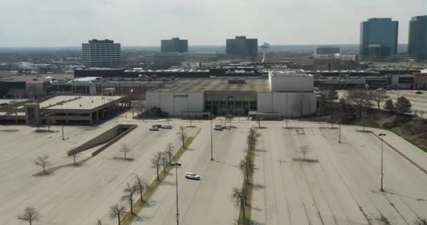 SCHAUMBURG, IL - 7 de abril de 2020: No maior shopping center de Illinois, as lojas permanecem fechadas para promover as diretrizes de quarentena, distanciamento social e isolamento domiciliar durante a pandemia do coronavírus. — Vídeo de Stock