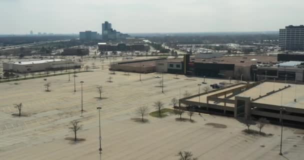 SCHAUMBURG, IL - APRIL 7, 2020: In het grootste winkelcentrum in Illinois blijven winkels gesloten om de quarantaine, sociale afstand en isolatie richtlijnen te promoten tijdens de coronavirus pandemi — Stockvideo