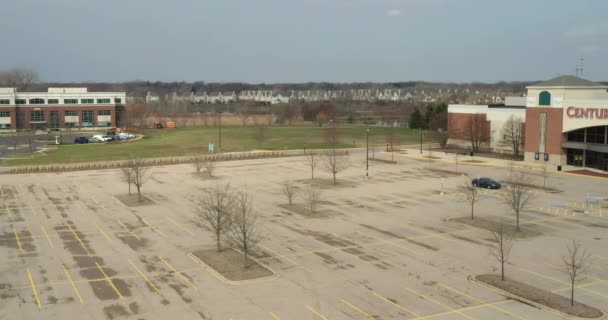 LINCOLNSHIRE, IL - KWIECIEŃ 7, 2020: Puste teatry wiekowe i pusty parking przedstawiają wyniki kwarantanny, dystansu społecznego i izolacji domowej podczas pandemii koronawirusowej. — Wideo stockowe