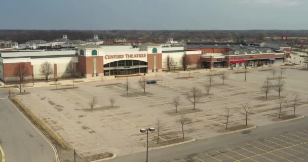 LINCOLNSHIRE, IL - 7. dubna 2020: Prázdné kina století a prázdné parkoviště zobrazuje výsledky karantény, sociální distancování a domácí izolace během pandemie koronaviru. — Stock video