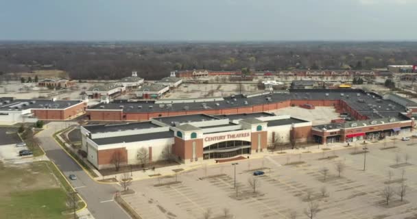 LINCOLNSHIRE, IL - APRIL 7, 2020: Een lege Centurie Theaters en een lege parkeerplaats toont de resultaten van quarantaine, sociale afstand en isolatie tijdens de coronavirus pandemie. — Stockvideo