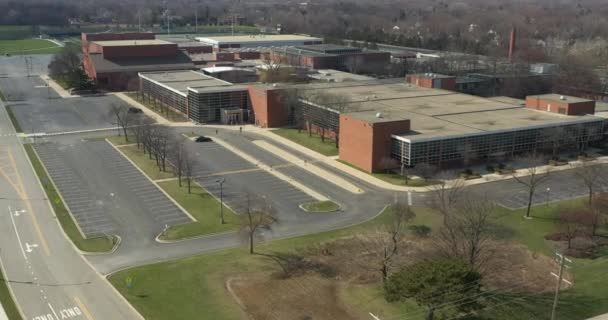 NORTHBROOK, IL - APRIL 3, 2020: Op een normaal drukke schooldag is Glenbrook North High School gesloten vanwege de COVID-19 pandemie. — Stockvideo