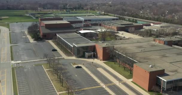 NORTHBROOK, IL - 3 DE ABRIL DE 2020: En un día escolar normalmente ocupado, Glenbrook North High School está cerrada debido a la pandemia de COVID-19 . — Vídeo de stock