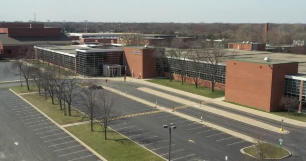 NORTHBROOK, IL - Április 3, 2020: Egy normálisan forgalmas tanítási napon, Glenbrook North High School be van zárva miatt COVID-19 járvány. — Stock videók