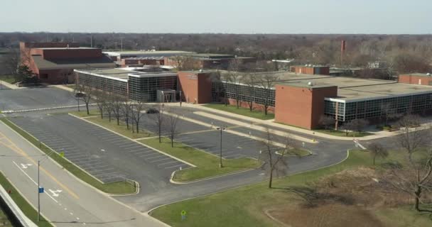 NORTHBROOK, IL - APRIL 3, 2020: Op een normaal drukke schooldag is Glenbrook North High School gesloten vanwege de COVID-19 pandemie. — Stockvideo