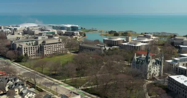 EVANSTON, IL - 3 DE ABRIL DE 2020: En un día escolar normalmente ocupado, una vista aérea muestra el campus de la Universidad Northwestern cerrado debido a la pandemia de COVID-19 . — Vídeos de Stock