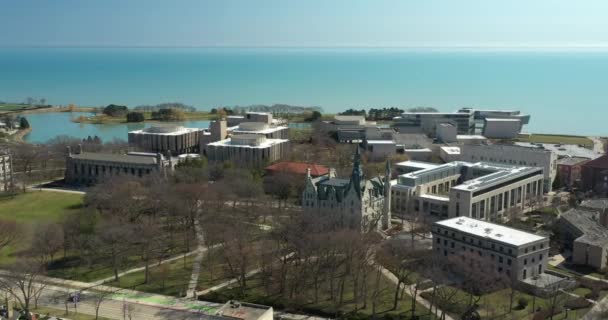 EVANSTON, IL - APRIL 3, 2020: Op een normaal drukke schooldag laat een luchtfoto zien dat de campus van de Northwestern University gesloten is door de COVID-19 pandemie.. — Stockvideo