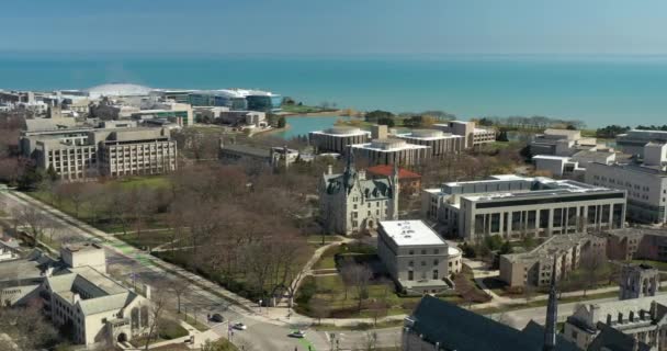 EVANSTON, IL - 3 DE ABRIL DE 2020: En un día escolar normalmente ocupado, una vista aérea muestra el campus de la Universidad Northwestern cerrado debido a la pandemia de COVID-19 . — Vídeos de Stock