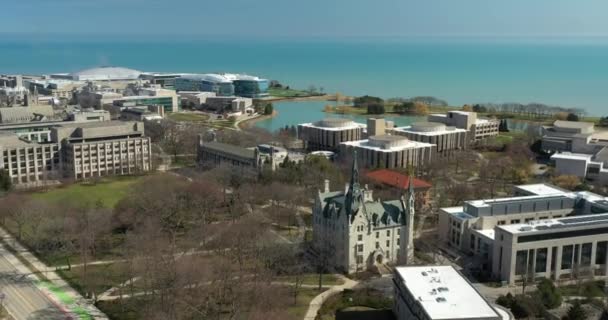 EVANSTON, IL - Április 3, 2020: Egy normálisan forgalmas tanítási napon, a légi nézet azt mutatja, a campus Northwestern Egyetem leállt miatt a COVID-19 világjárvány. — Stock videók