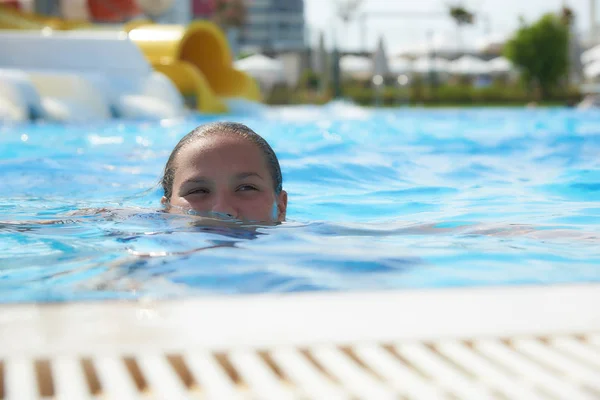 La chica está nadando en la piscina —  Fotos de Stock