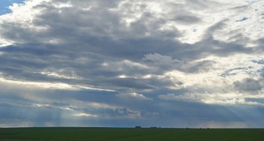 Alan bulutlu bulutlu gökyüzü altında