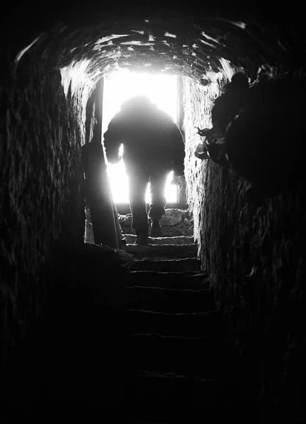 Una anciana sube las escaleras del sótano . — Foto de Stock