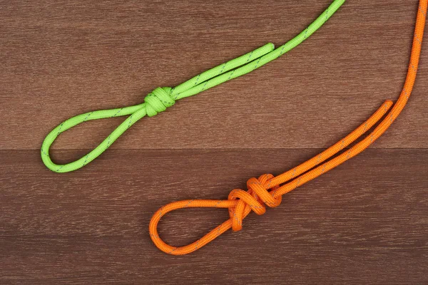 Guide to tying a double knot to bind forest stands with crossbeams. — Stock Photo, Image