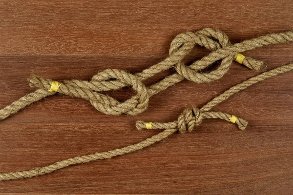 Een gids voor het breien van een visserij-knoop. — Stockfoto