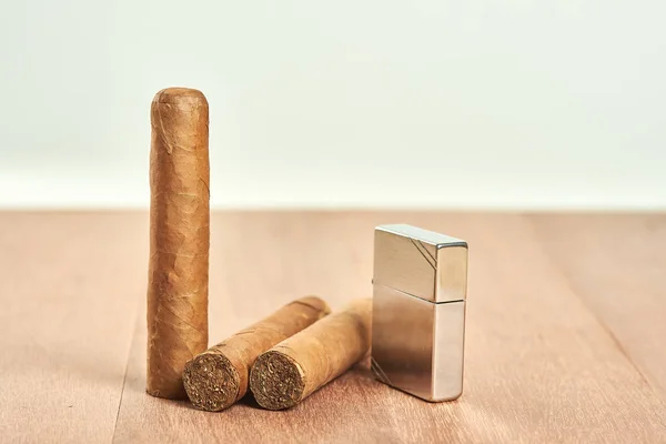 Cigarrer med en bensin som är lättare. — Stockfoto